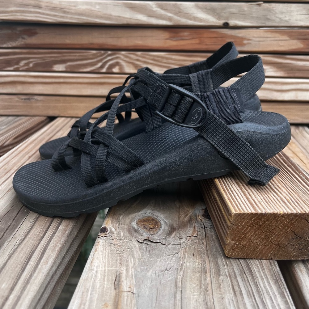 Chaco Cloud Black Strappy Toe Loop Athletic Sanda… - image 5